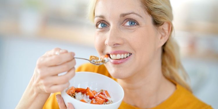 Dieta in menopausa: cosa mangiare, cosa evitare. Il menù ideale (non solo per dimagrire)