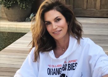 capelli lunghi a 50 anni