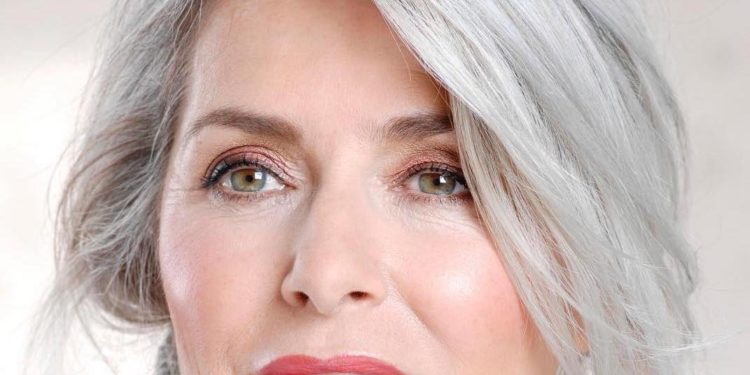 capelli grigi a 50 anni
